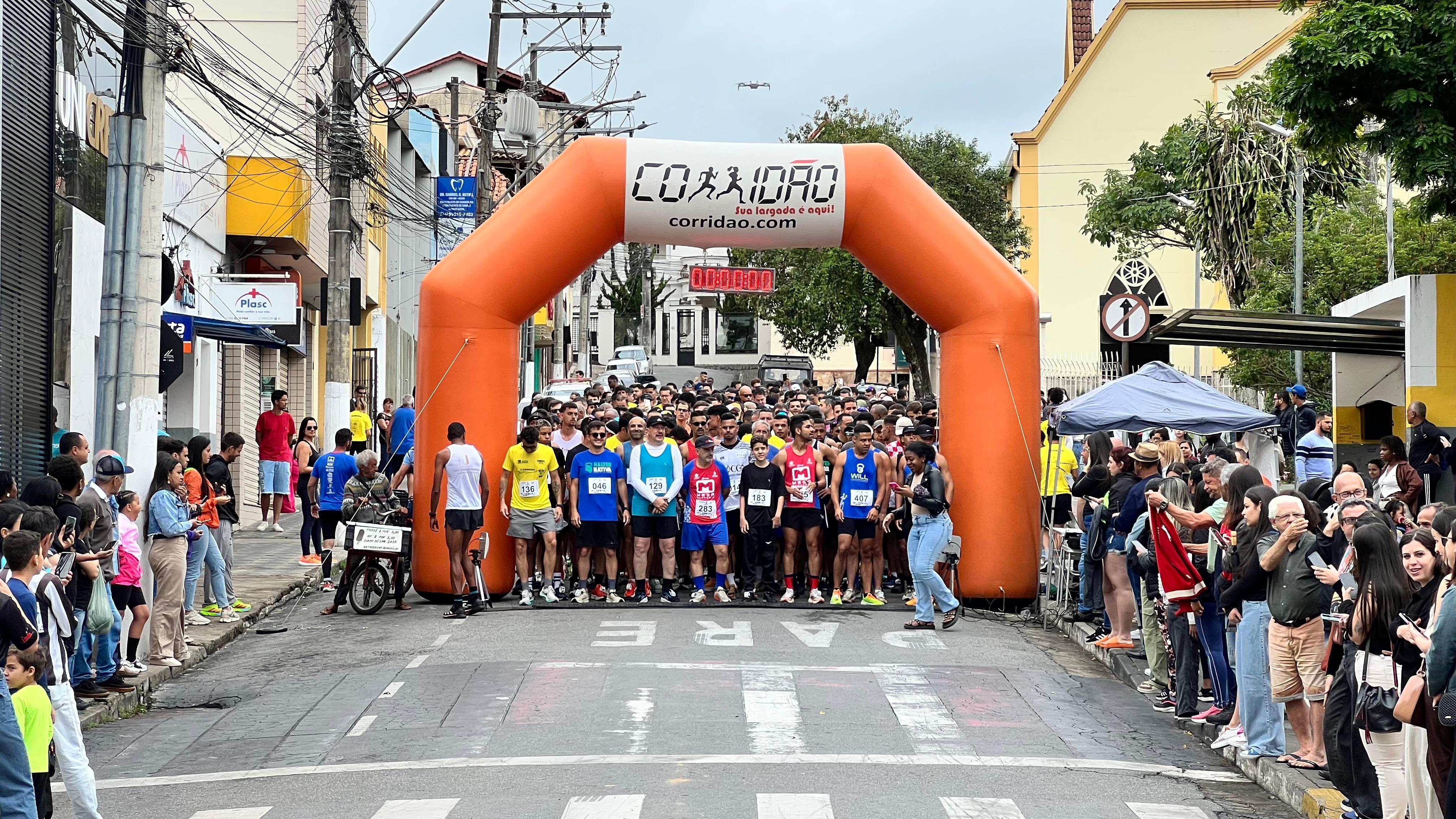 Vídeo: mais de 500 atletas participam da 1ª Corrida Santos Dumont